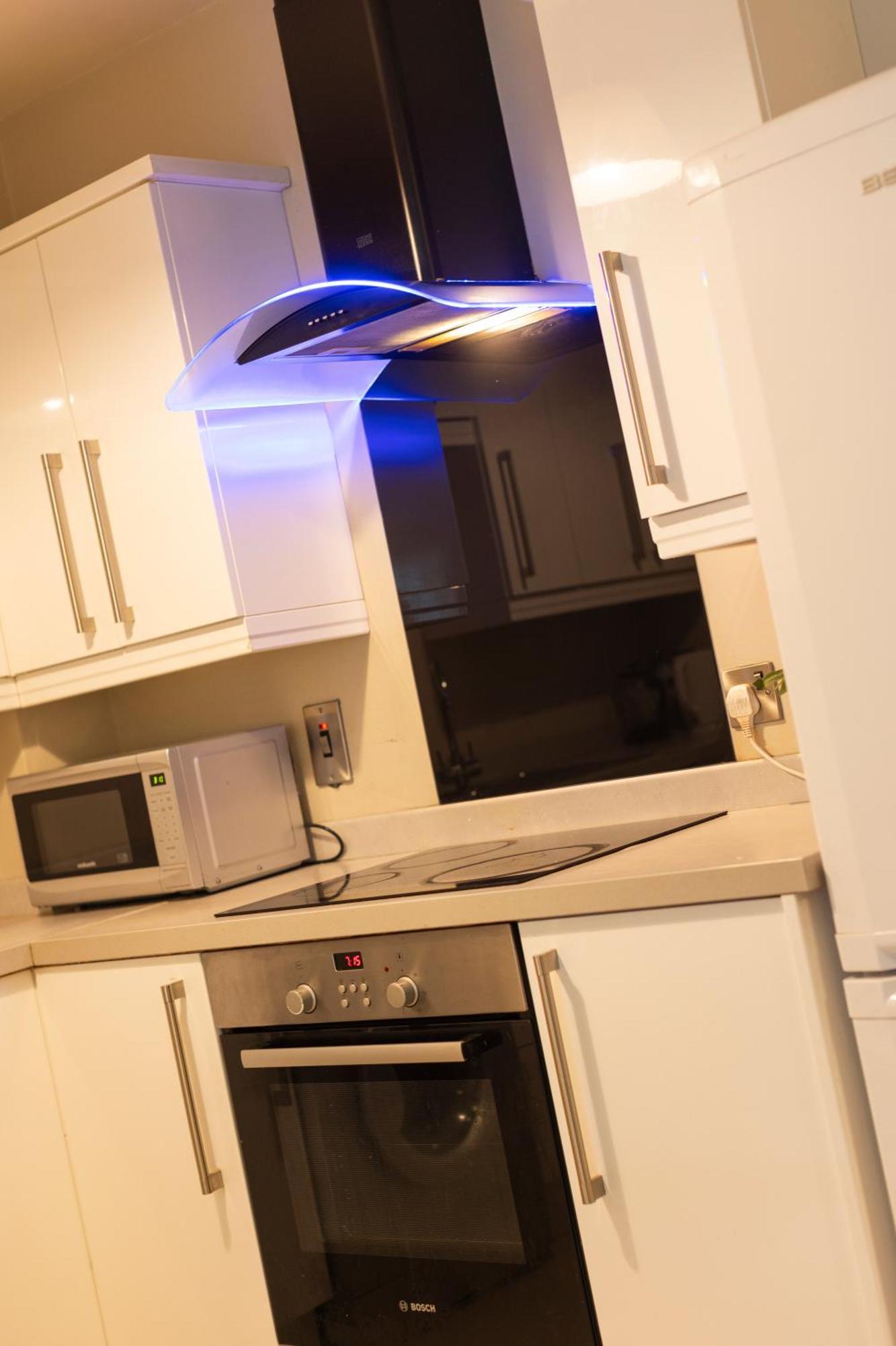 The Picasso - Trendy 2 Bd Ap- 4 - Super Fast Wifi Apartment *