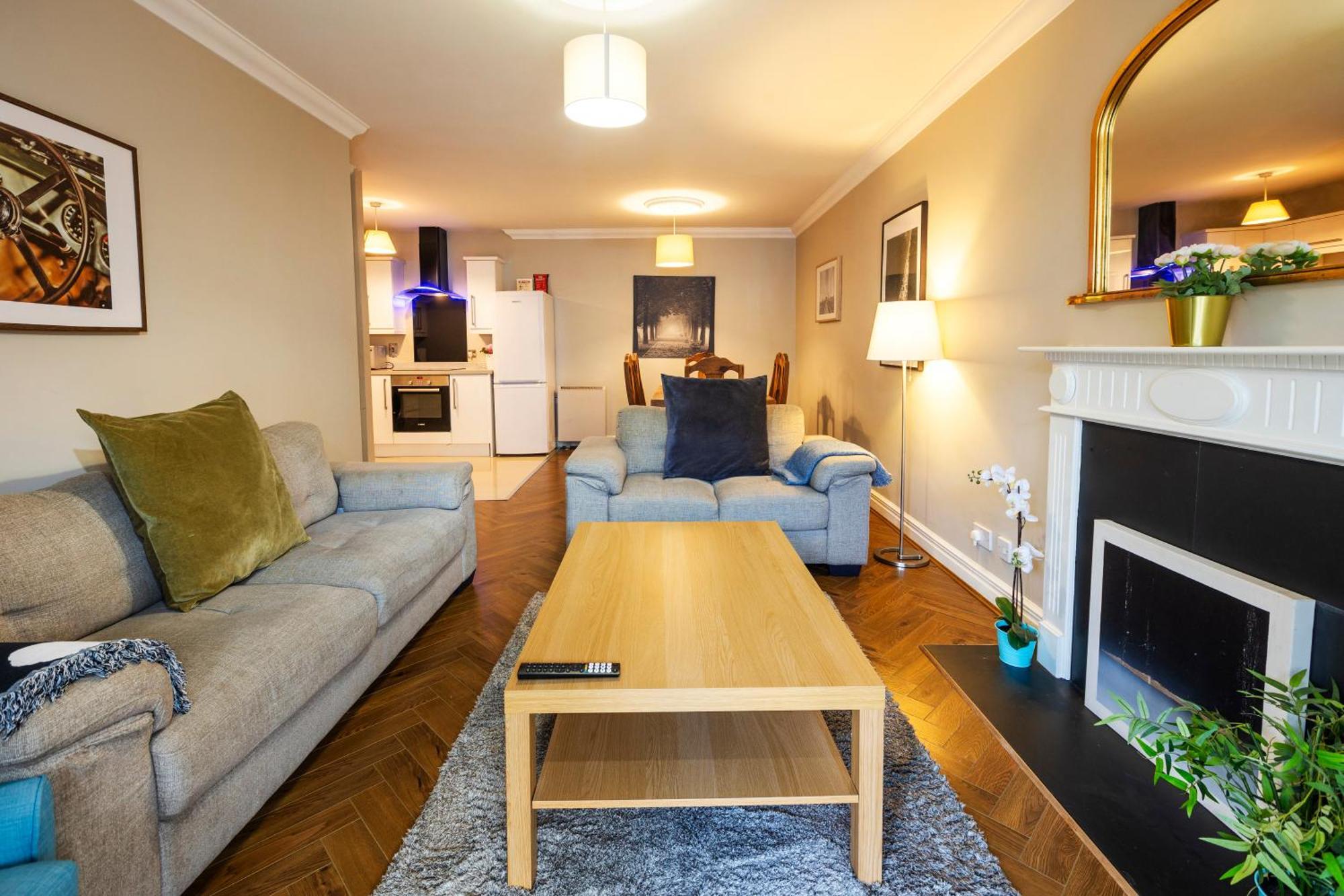 The Picasso - Trendy 2 Bd Ap- 4 - Super Fast Wifi Apartment *