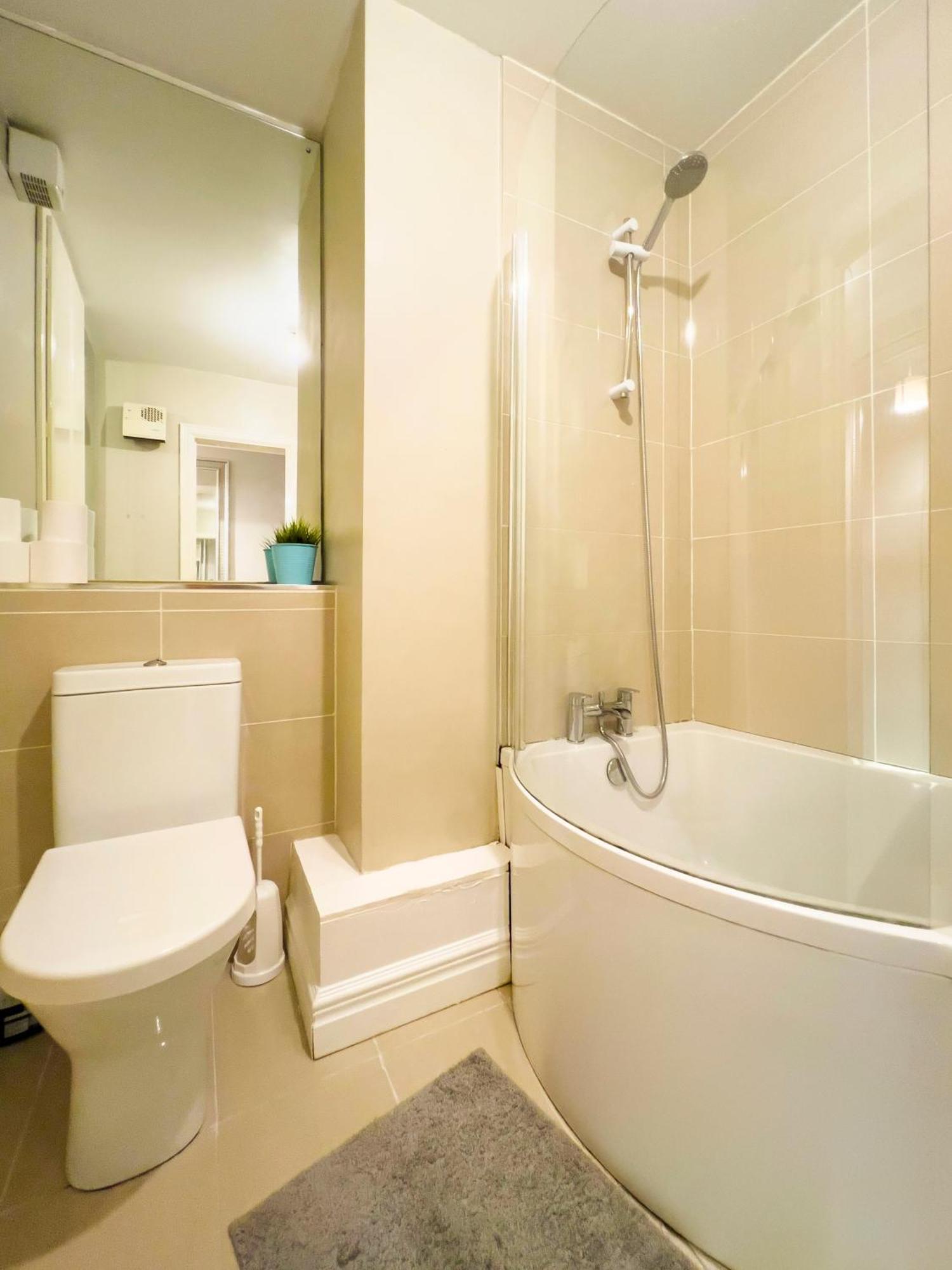 The Picasso - Trendy 2 Bd Ap- 4 - Super Fast Wifi Apartment *