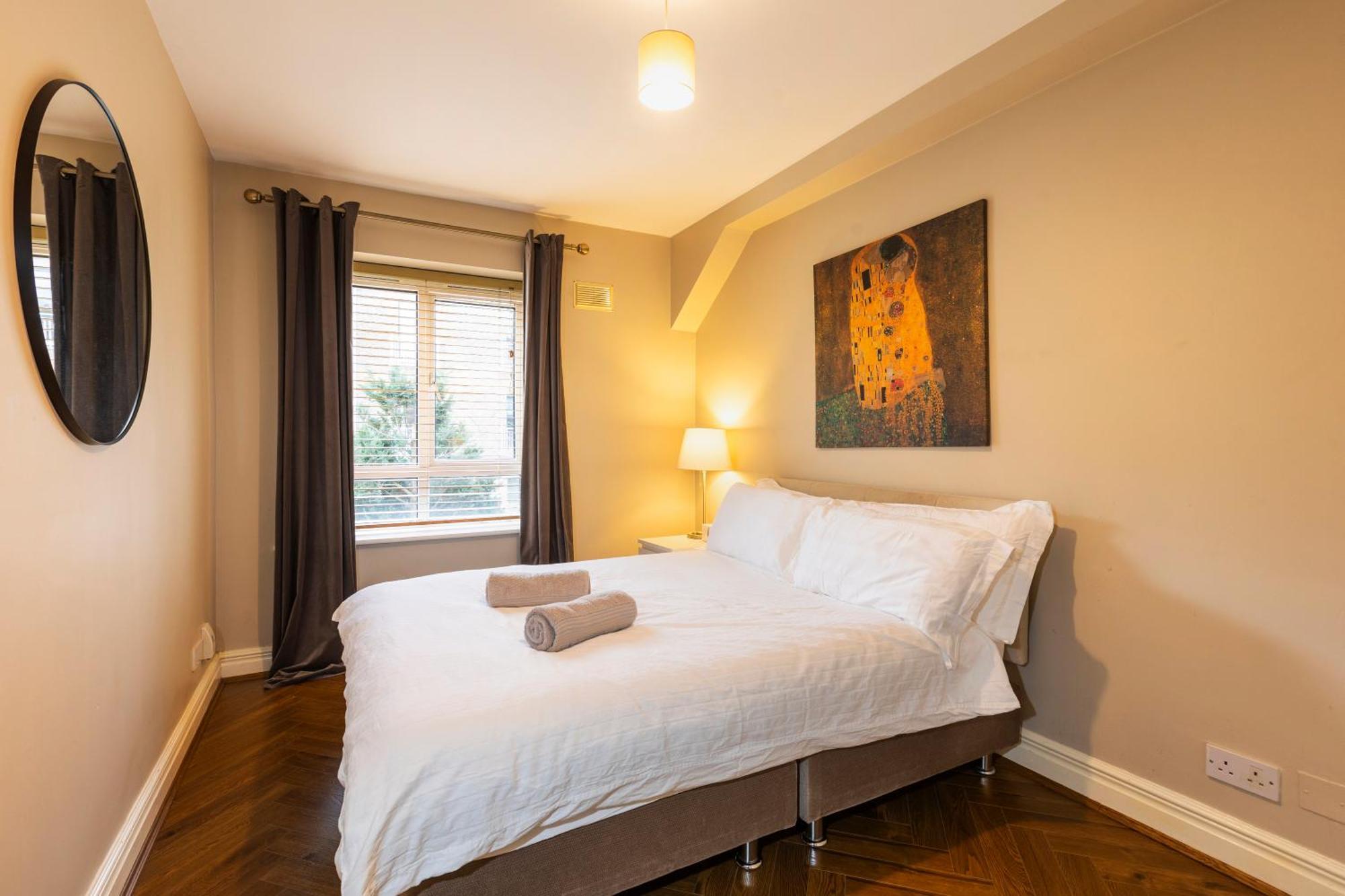 The Picasso - Trendy 2 Bd Ap- 4 - Super Fast Wifi Apartment