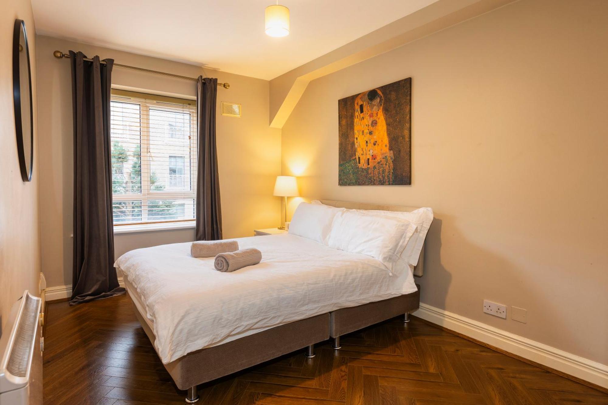 The Picasso - Trendy 2 Bd Ap- 4 - Super Fast Wifi Apartment *